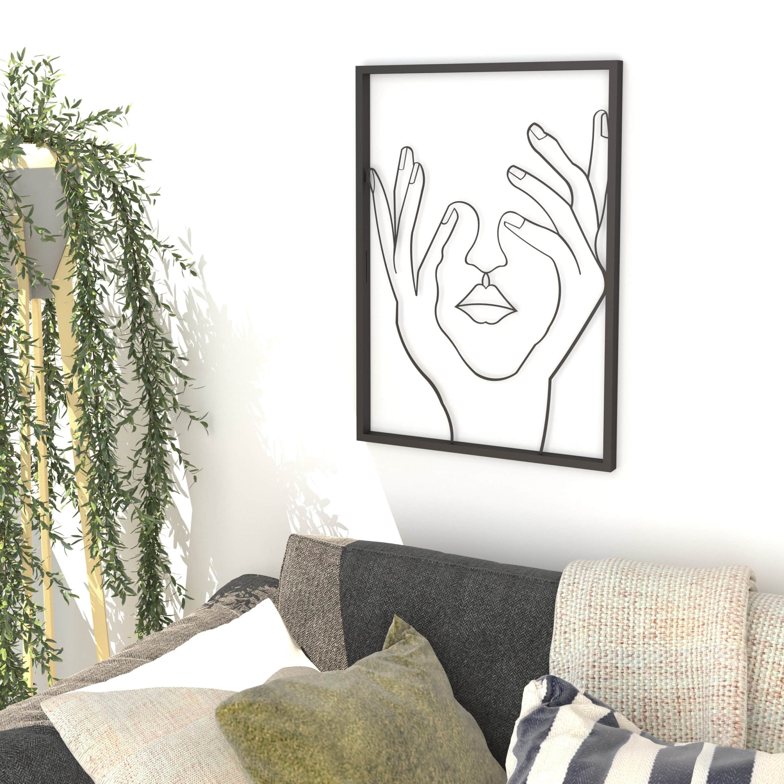 תמונה ממתכת בעיצוב פני אישה עם ידיים בצבע שחור עם מסגרת שחורה 50*70 ס''מ – תמונה 2